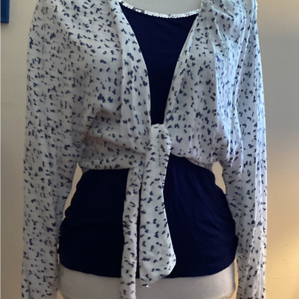 Gorgeous never worn front knot shell
